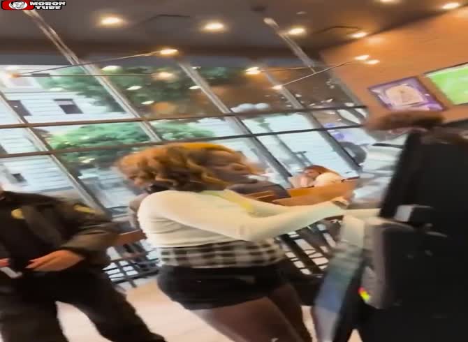 Video :A client is slapped in the face by a Taco Bell security officer in the center of the establishment